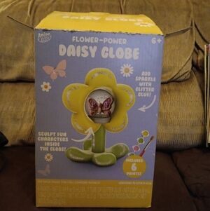 Flower power daisy globe